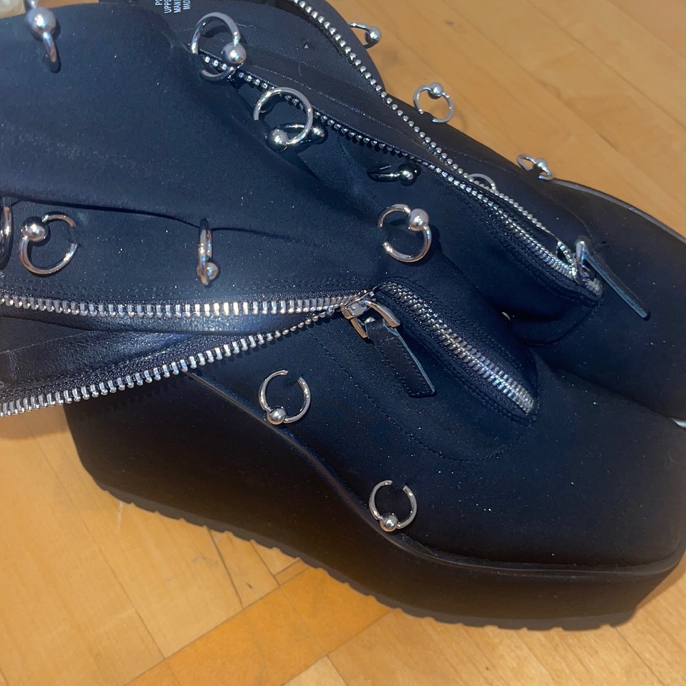 RARE DOLLSKILL HOOK BOOT 👢 8.5 Dolls Kill emo e girl goth punk black boots goth